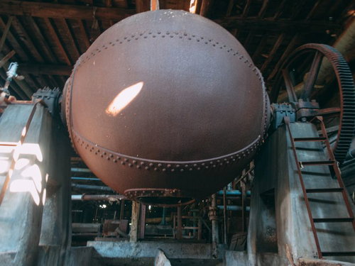 製紙工場の錆び付いた蒸し釜、産業遺産として保存される大型製造設備