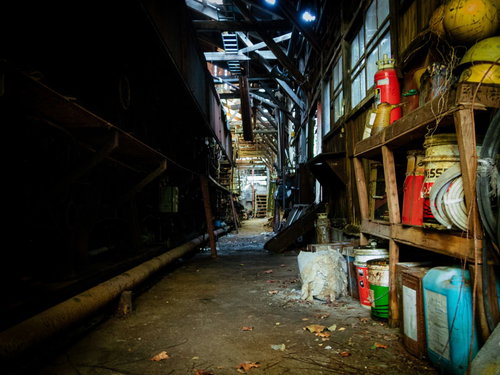 製紙工場の薄暗い通路を奥へ向かって見た産業遺産の風景