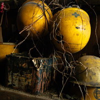 誰も使わない埃まみれのヘルメット 廃工場の物置に放置の写真