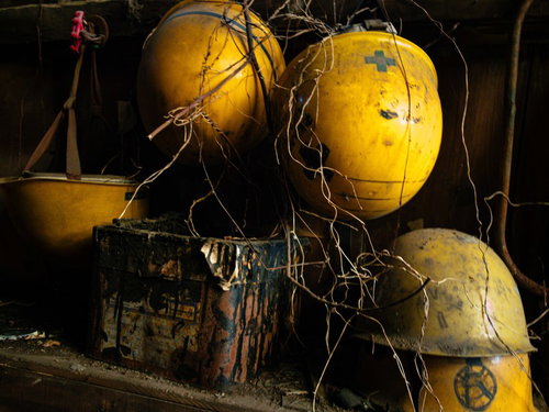 誰も使わない埃まみれのヘルメット 廃工場の物置に放置