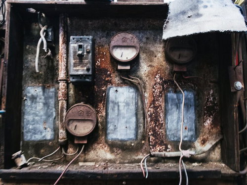 ボロボロに錆び付いた古いブレーカーや計器