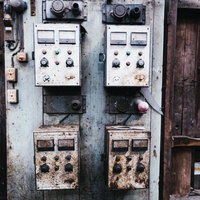 錆びてボロボロに劣化した古い計器とスイッチの写真