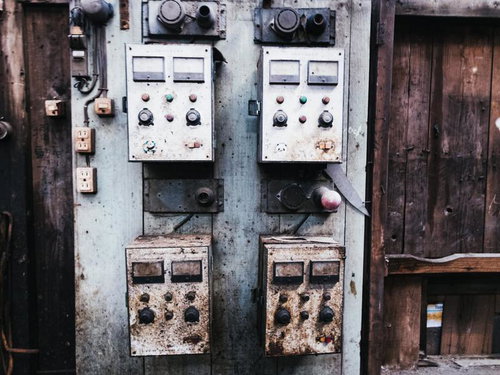 錆びてボロボロに劣化した古い計器とスイッチ