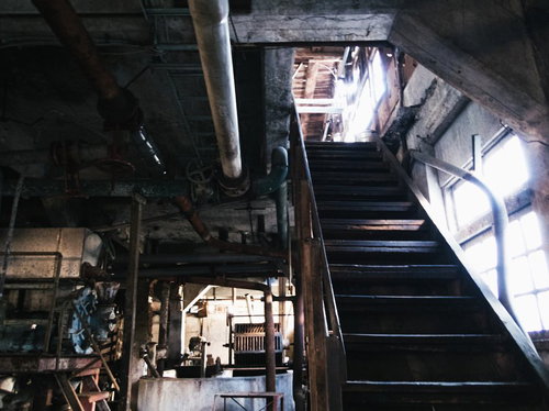 二階へと続く廃工場の錆びた鉄骨階段