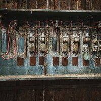 廃工場の錆びたボロボロの子ブレーカーと配電盤の写真