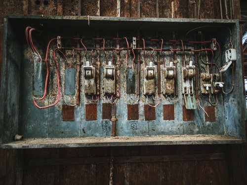 廃工場の錆びたボロボロの子ブレーカーと配電盤