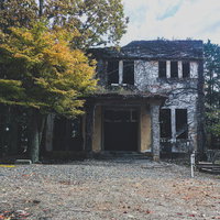 コンクリート造りのボロボロのケーブルカー駅舎跡の写真