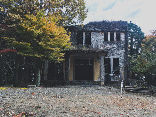 コンクリート造りのボロボロのケーブルカー駅舎跡