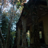 劣化した柱と廃墟のケーブルカー駅舎跡の写真