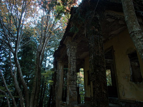劣化した柱と廃墟のケーブルカー駅舎跡
