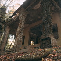 ボロボロに劣化して剥がれ落ちた廃墟のケーブルカー駅舎跡の写真