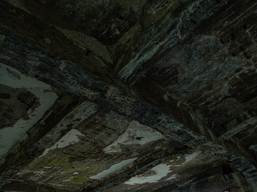 剥がれ落ちてコンクリートむき出しになった老朽化した天井