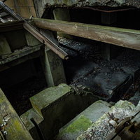 倒壊した建物の剥き出しのコンクリート基礎の写真