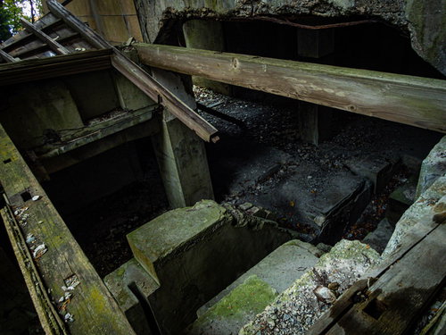 倒壊した建物の剥き出しのコンクリート基礎