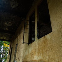 ケーブルカー駅舎跡の剥き出しの天井と壁の風化した状態の写真