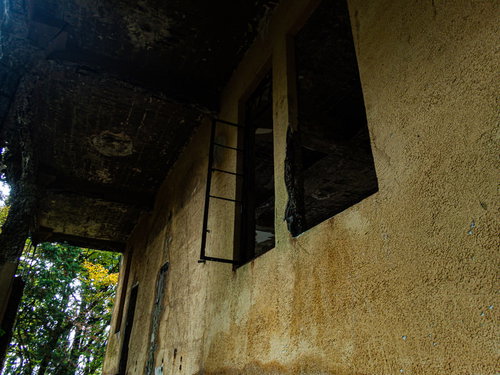 ケーブルカー駅舎跡の剥き出しの天井と壁の風化した状態