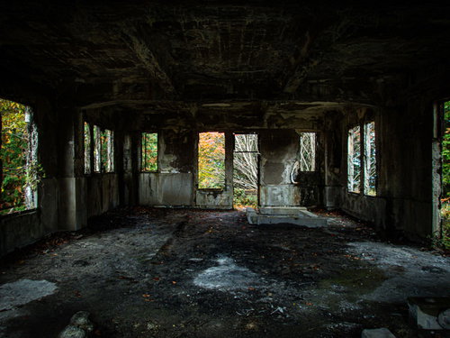 窓から光が差し込む廃屋の駅舎跡の室内風景