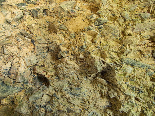 岩石と土の塊が埋まった瓦礫の地面表面