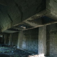 口を開けた炭鉱ホッパーのコンクリート構造の写真