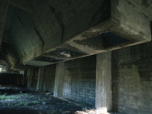 口を開けた炭鉱ホッパーのコンクリート構造