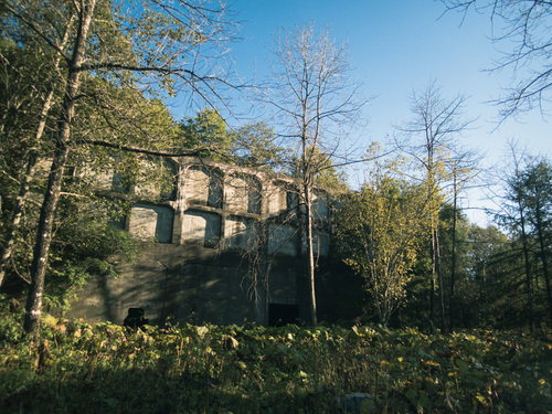青空に映える炭鉱のコンクリートホッパー建造物