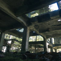 コンクリート柱が立つ炭鉱施設の遺構と産業遺産の写真