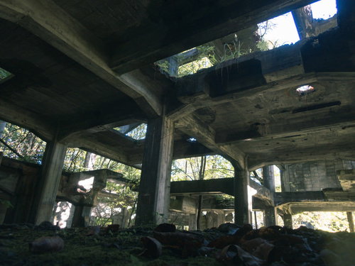 コンクリート柱が立つ炭鉱施設の遺構と産業遺産