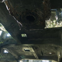 炭鉱施設の遺構、風化したコンクリートに開く複数の穴の写真