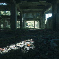 炭鉱遺構の瓦礫に差し込む光と影のコントラストの写真
