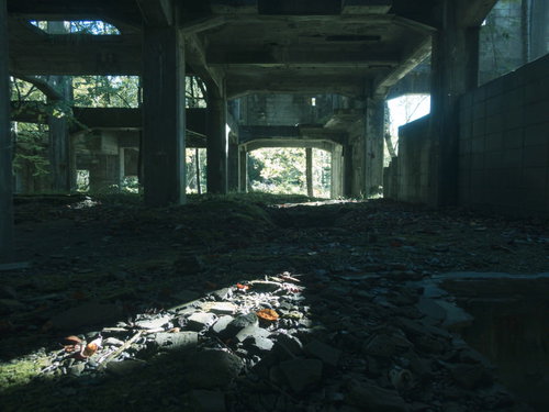 炭鉱遺構の瓦礫に差し込む光と影のコントラスト