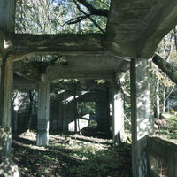 骨組みが残る炭鉱遺構の廃墟の写真