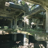 廃墟と化した炭鉱施設の錆びた鉄骨の骨組みの写真