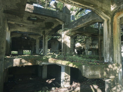 廃墟と化した炭鉱施設の錆びた鉄骨の骨組み