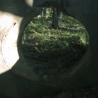 炭鉱施設のコンクリート製骨組みと円形の穴の写真