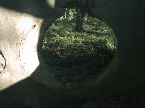 炭鉱施設のコンクリート製骨組みと円形の穴