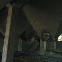 コンクリート製の炭鉱ホッパー遺構と貯炭場跡の写真