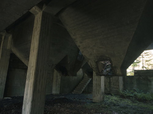 コンクリート製の炭鉱ホッパー遺構と貯炭場跡