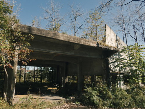 大きく口を開ける本岐炭鉱の坑口遺構