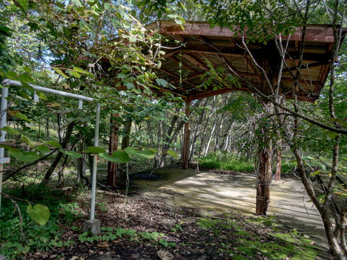 森林に囲まれた上茶路駅の廃線ホームと駅舎跡