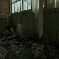 朽ちた部屋に倒れたボロボロのオフィスチェアの写真