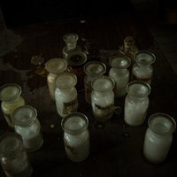 何種類かの薬品が入った小瓶の写真