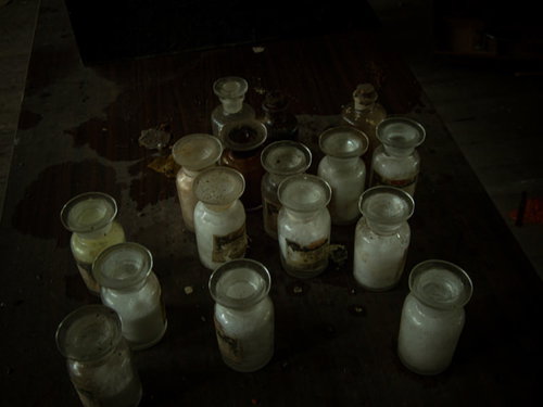 何種類かの薬品が入った小瓶