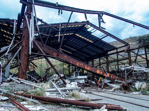 倒壊した廃造船所の鉄骨と瓦礫が散乱する産業遺跡