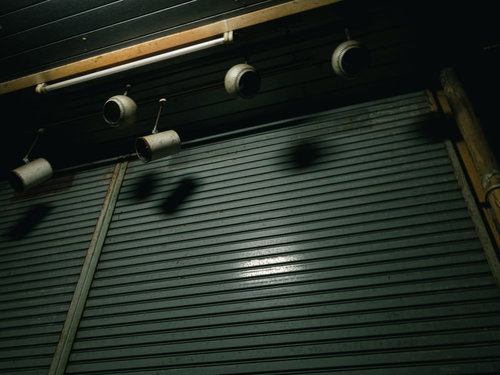 加古川の神野市場アーケードで閉じたシャッターと点かないライト