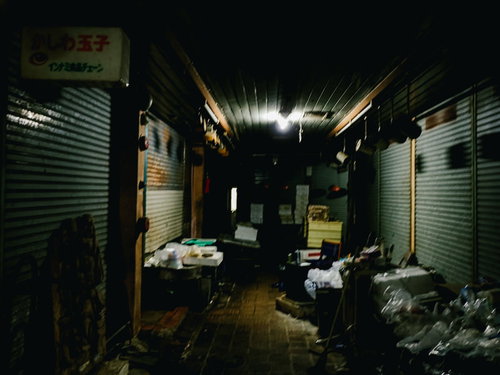 閉ざされたシャッターの前に積まれたゴミ山