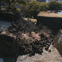 2016年熊本地震で倒壊した熊本城内の石垣跡の写真