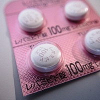 レバミピド100mg錠剤のブリスターパックの写真