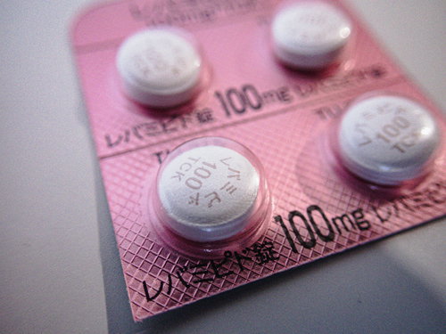 レバミピド100mg錠剤のブリスターパック