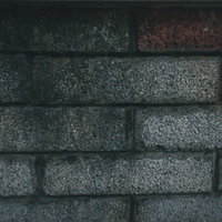 薄暗い不気味なレンガ風ブロック壁のテクスチャーの写真