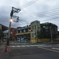 台湾・新北市の鶯歌駅周辺の街並み、夕暮れの交差点の風景の写真
